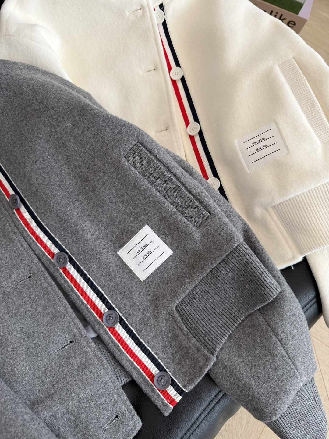 25新品 经典撞色织带拼接毛呢棒球服 随性又飒气的飞行夹克 撞色三色织带装饰感很强 简约有亮点 小短款设