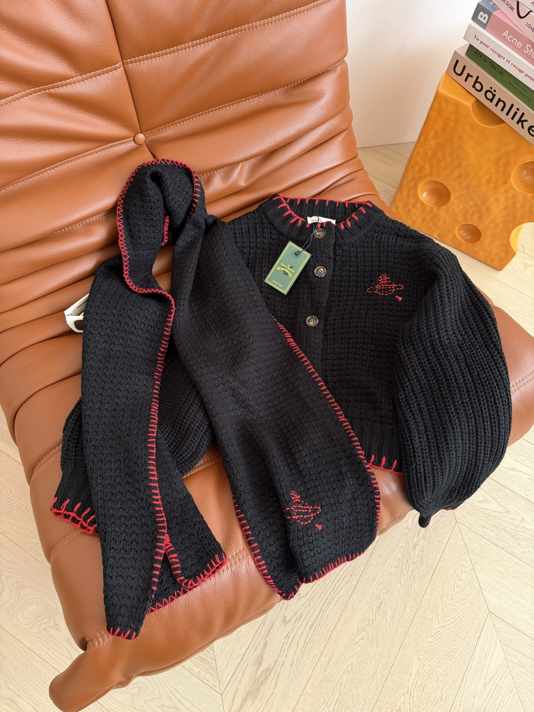 25秋冬 全球限定款 土星装饰两件套开衫毛衣 灯笼袖开衫搭配围巾两件套设计 简直太好看了 围巾单独用也很