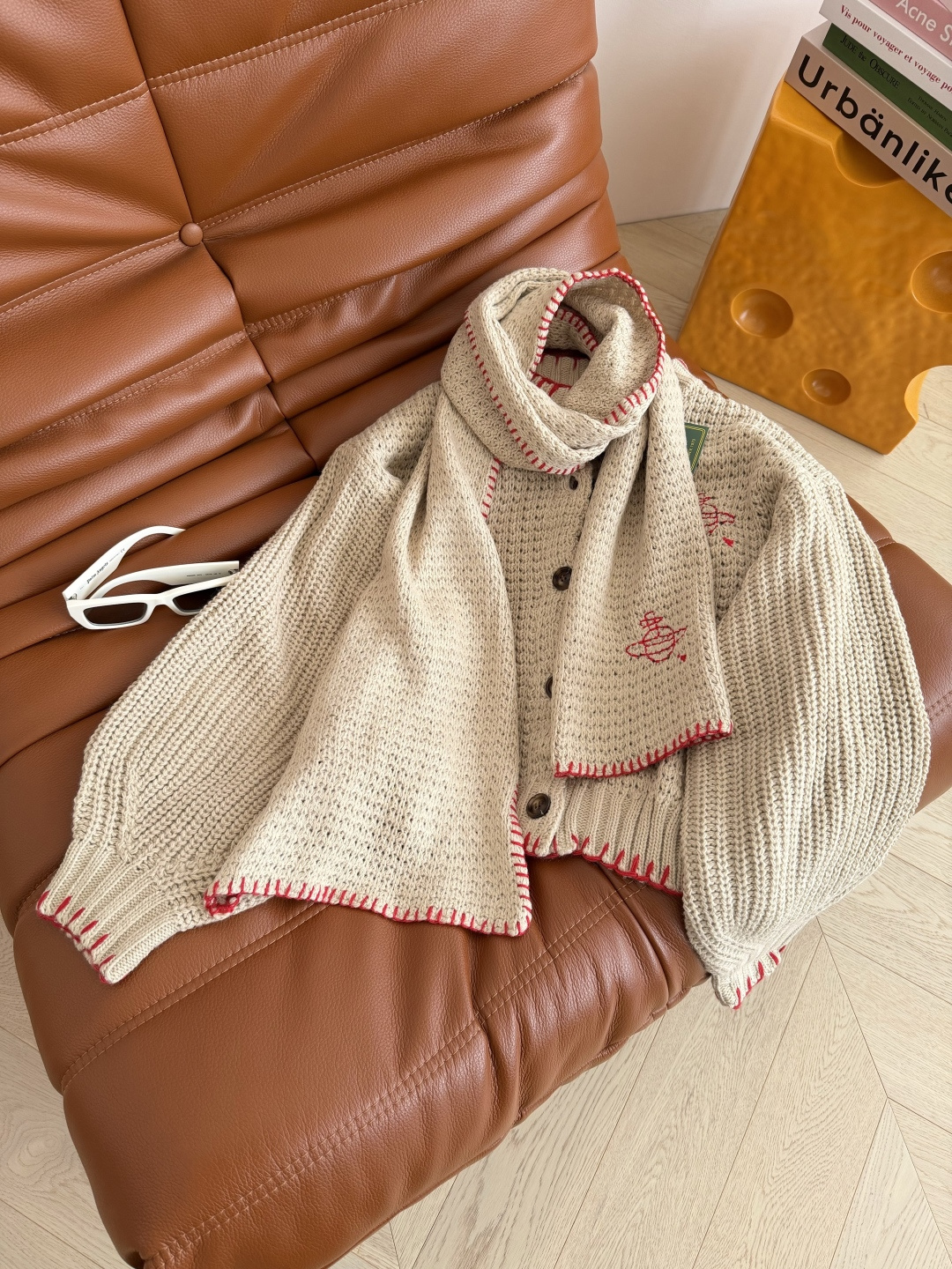 25秋冬 全球限定款 土星装饰两件套开衫毛衣 灯笼袖开衫搭配围巾两件套设计 简直太好看了 围巾单独用也很