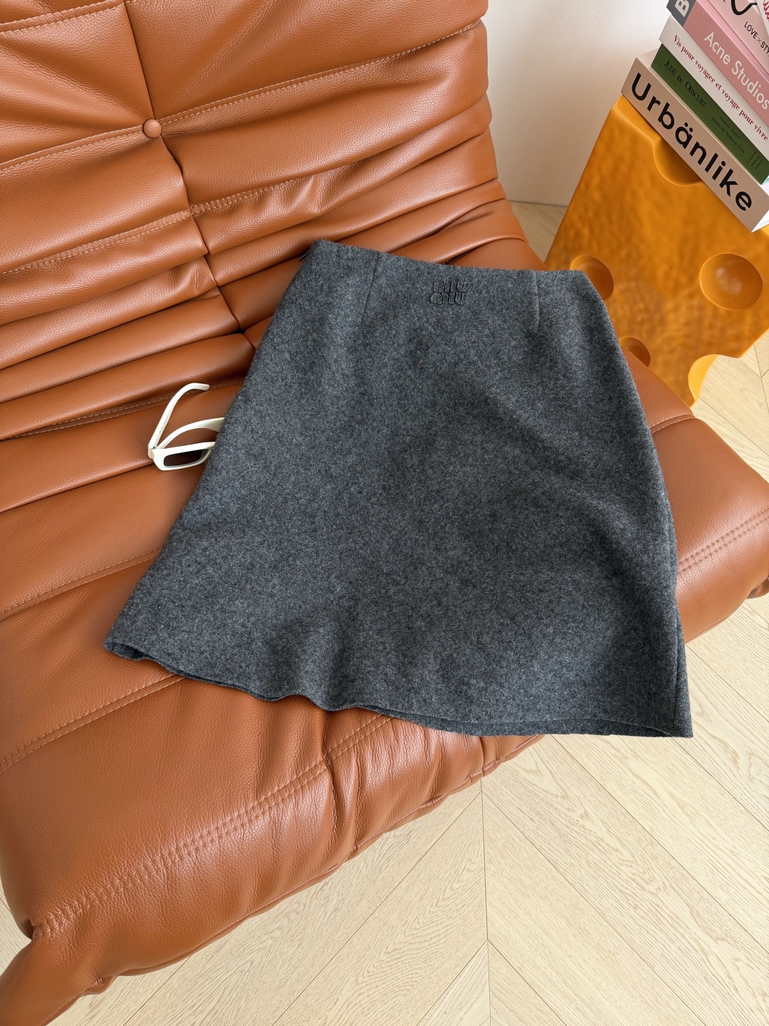 Wool Blend Midi Skirt with Logo Detail - Elegant and Versatile 10 cmp i1759834464335 4353 0 8