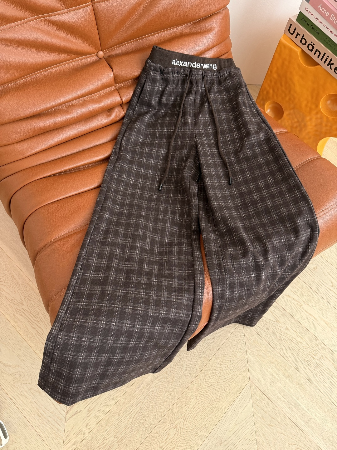 复古时髦 25FW 字母logo刺绣装饰格子裤 属于秋冬的复古和时髦 很有氛围感 采用色织的磨毛面料 阔