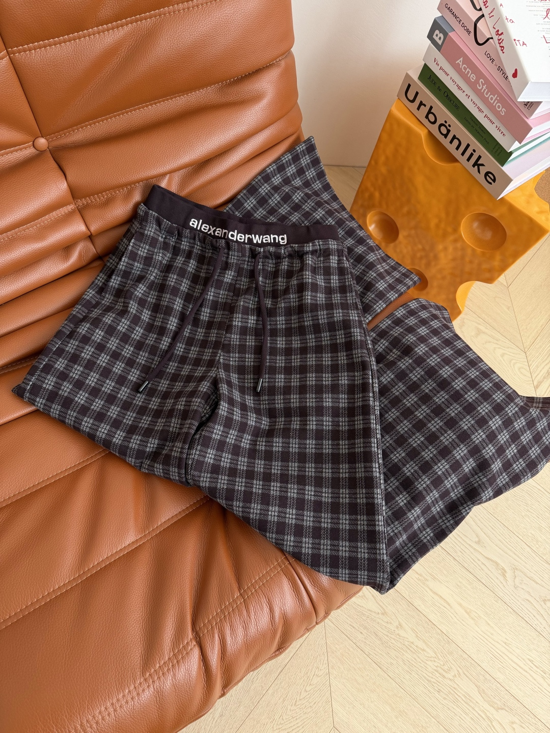 复古时髦 25FW 字母logo刺绣装饰格子裤 属于秋冬的复古和时髦 很有氛围感 采用色织的磨毛面料 阔