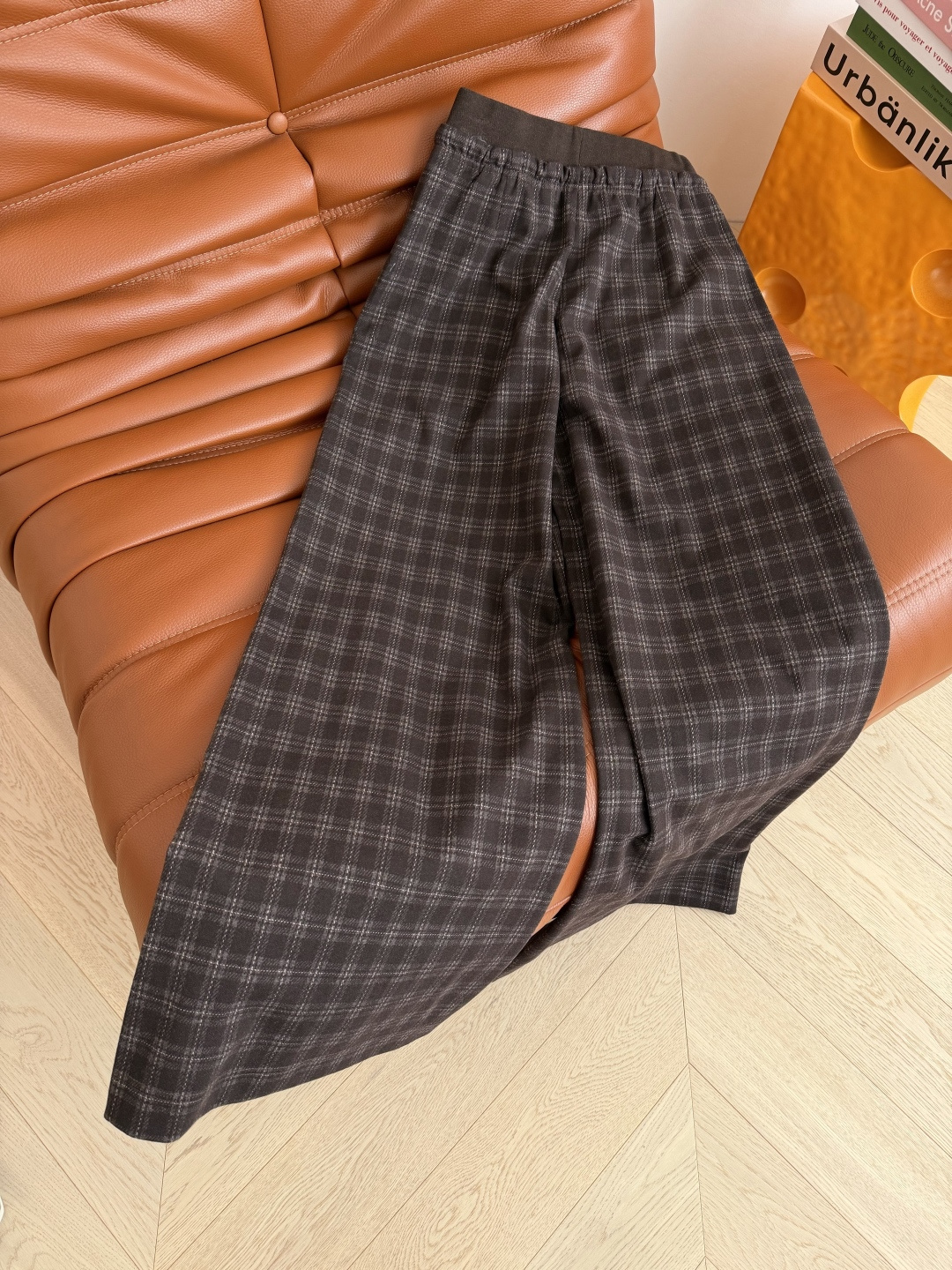 复古时髦 25FW 字母logo刺绣装饰格子裤 属于秋冬的复古和时髦 很有氛围感 采用色织的磨毛面料 阔