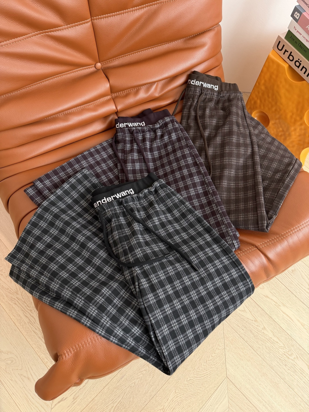 复古时髦 25FW 字母logo刺绣装饰格子裤 属于秋冬的复古和时髦 很有氛围感 采用色织的磨毛面料 阔