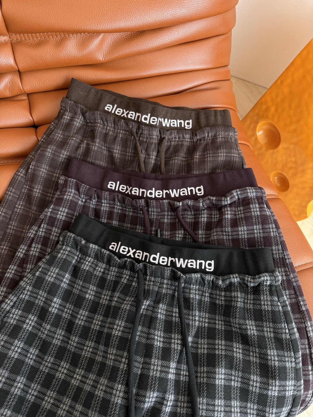 复古时髦 25FW 字母logo刺绣装饰格子裤 属于秋冬的复古和时髦 很有氛围感 采用色织的磨毛面料 阔