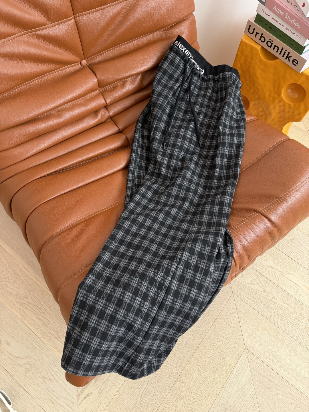 复古时髦 25FW 字母logo刺绣装饰格子裤 属于秋冬的复古和时髦 很有氛围感 采用色织的磨毛面料 阔