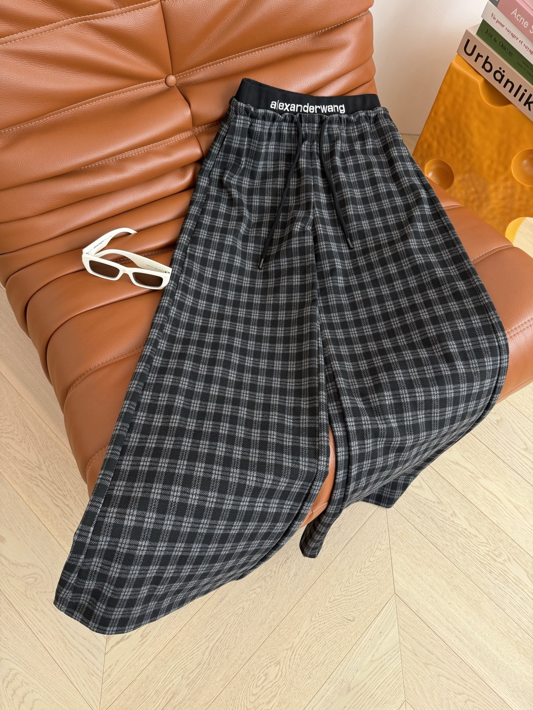 复古时髦 25FW 字母logo刺绣装饰格子裤 属于秋冬的复古和时髦 很有氛围感 采用色织的磨毛面料 阔