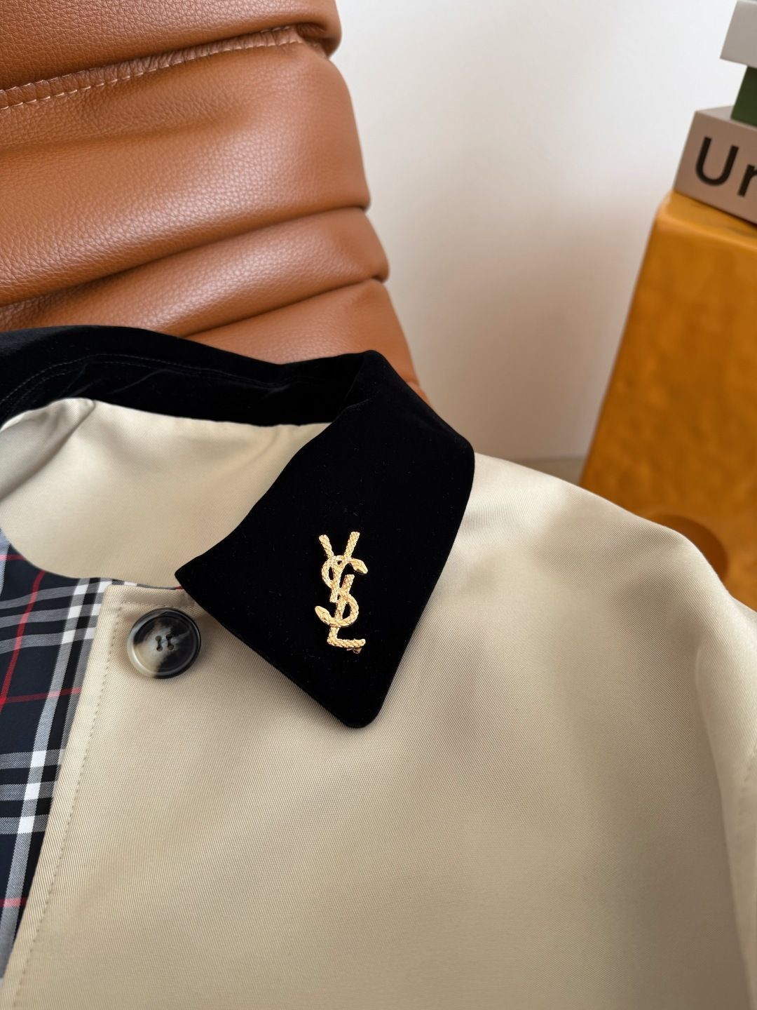 时髦必备 25 秋冬 丝绒领子拼接风衣外套 经典的中长款英伦风 经得起时间的考验 不会过时 上身一整个博