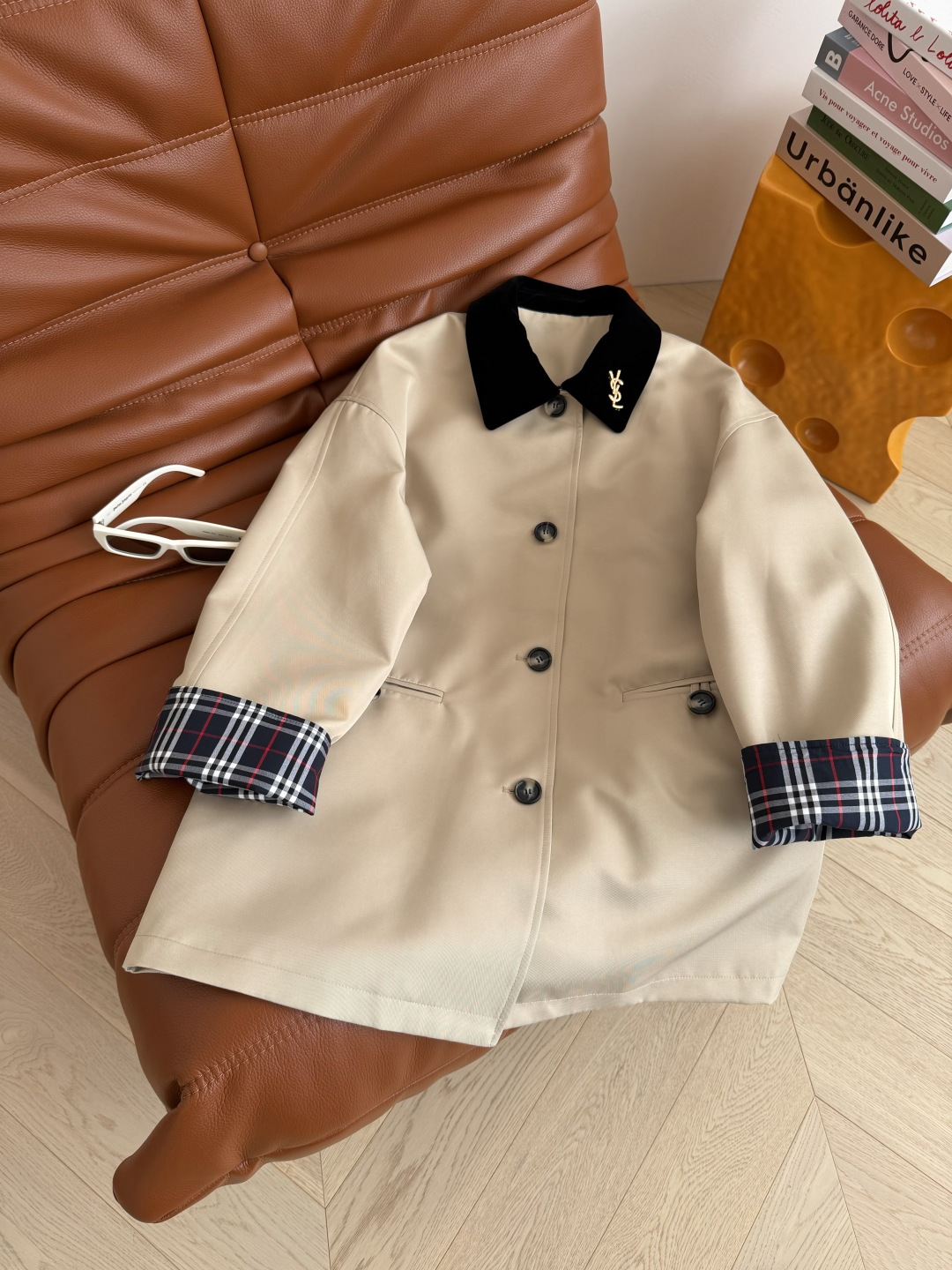 时髦必备 25 秋冬 丝绒领子拼接风衣外套 经典的中长款英伦风 经得起时间的考验 不会过时 上身一整个博