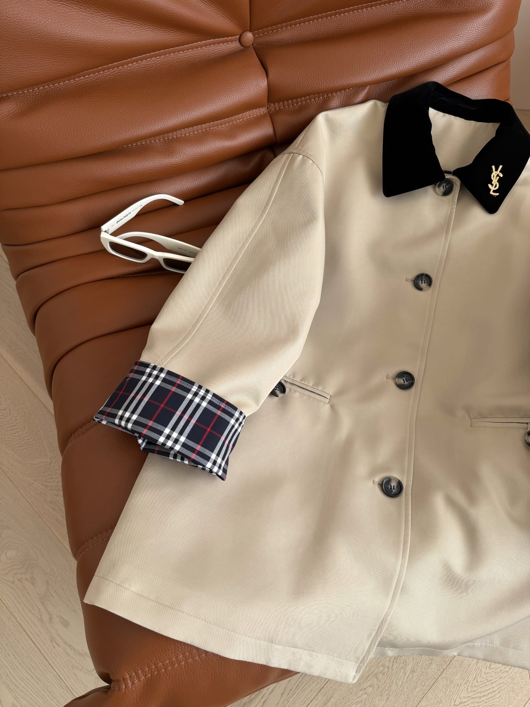 时髦必备 25 秋冬 丝绒领子拼接风衣外套 经典的中长款英伦风 经得起时间的考验 不会过时 上身一整个博