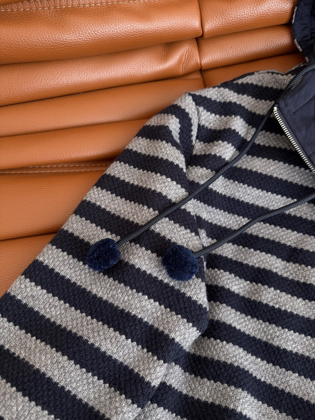 25秋冬 小毛球装饰条纹连帽针织上衣 采用抗起球的针织纱线 半拉链连帽设计 廓形感剪裁 上身休闲有型 日