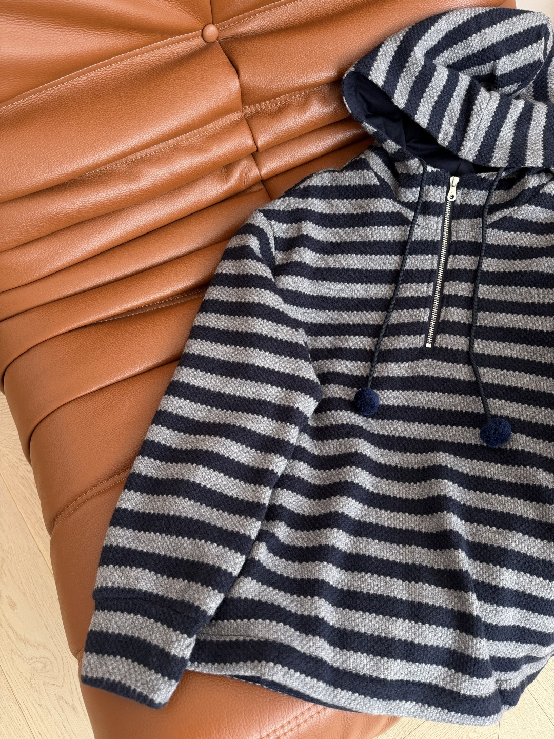 25秋冬 小毛球装饰条纹连帽针织上衣 采用抗起球的针织纱线 半拉链连帽设计 廓形感剪裁 上身休闲有型 日