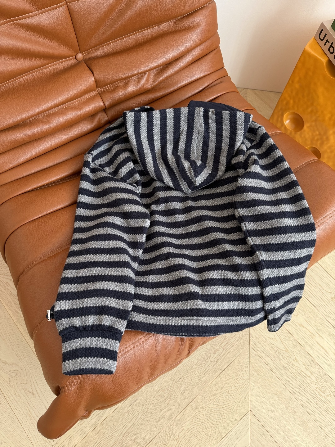 25秋冬 小毛球装饰条纹连帽针织上衣 采用抗起球的针织纱线 半拉链连帽设计 廓形感剪裁 上身休闲有型 日