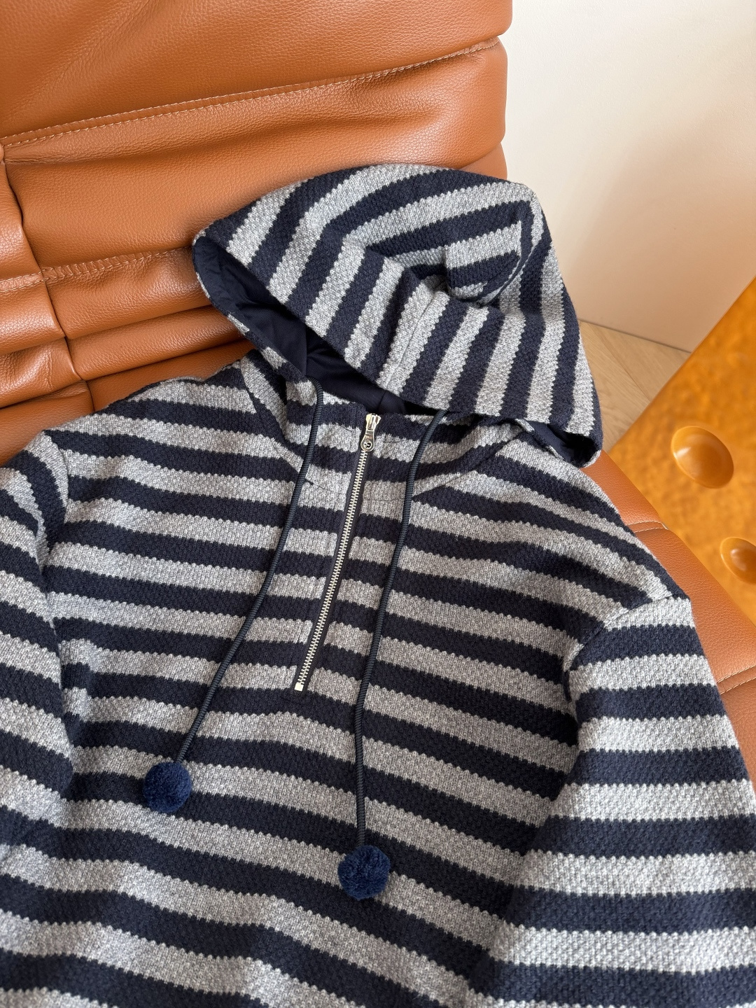 25秋冬 小毛球装饰条纹连帽针织上衣 采用抗起球的针织纱线 半拉链连帽设计 廓形感剪裁 上身休闲有型 日