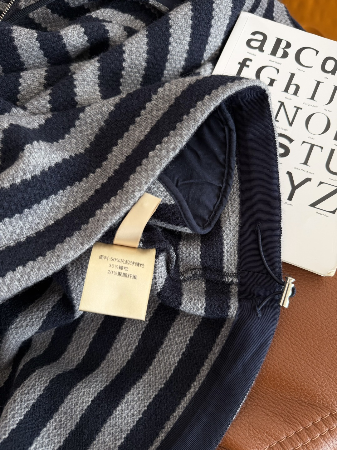 25秋冬 小毛球装饰条纹连帽针织上衣 采用抗起球的针织纱线 半拉链连帽设计 廓形感剪裁 上身休闲有型 日