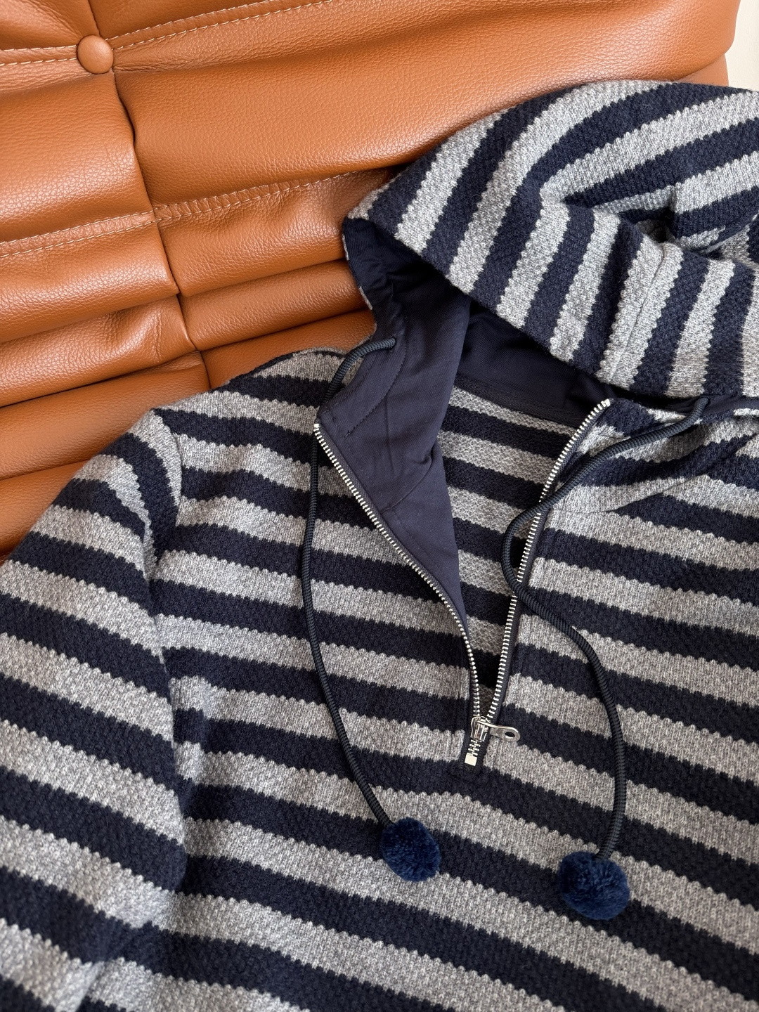 25秋冬 小毛球装饰条纹连帽针织上衣 采用抗起球的针织纱线 半拉链连帽设计 廓形感剪裁 上身休闲有型 日