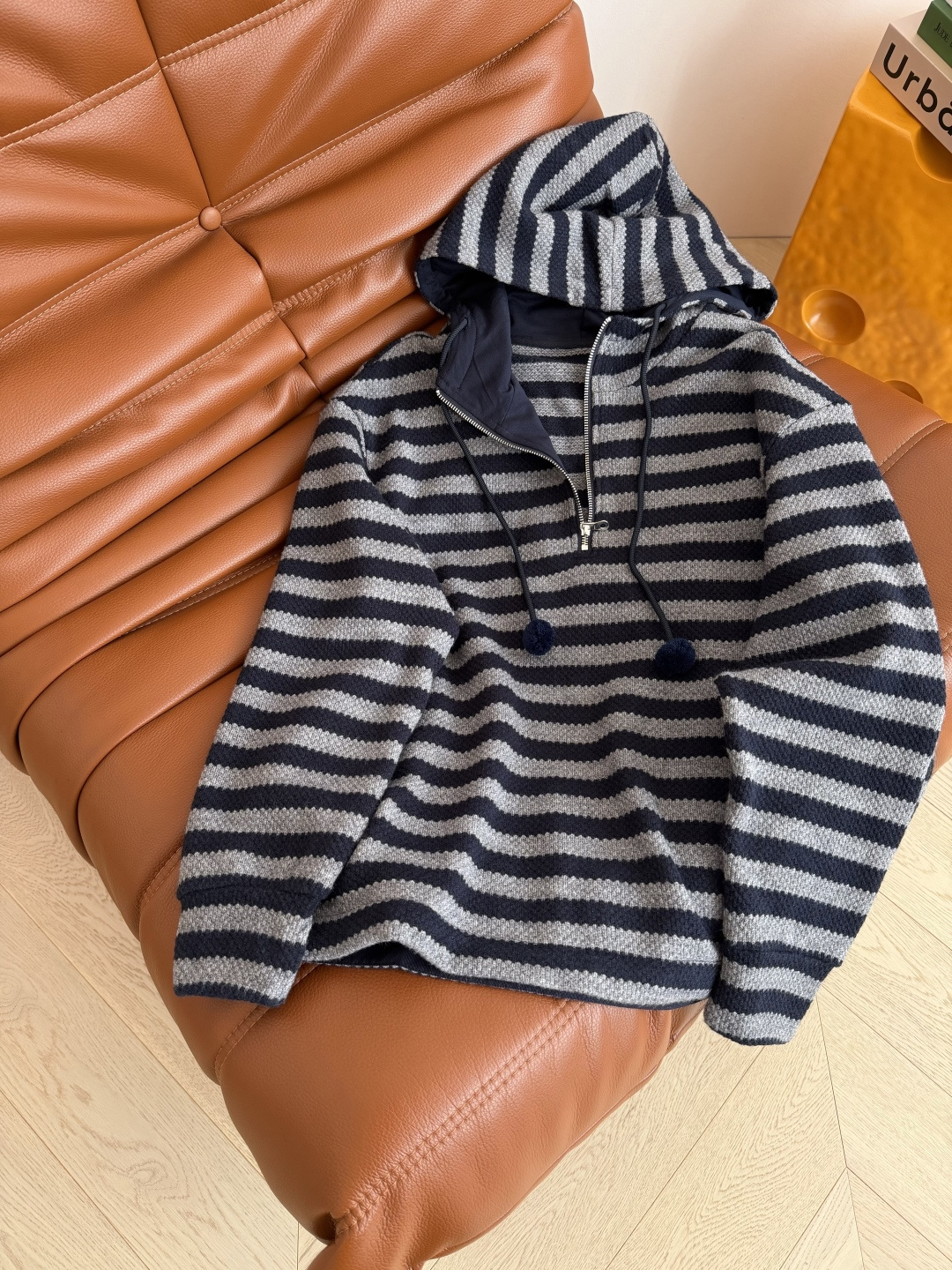 25秋冬 小毛球装饰条纹连帽针织上衣 采用抗起球的针织纱线 半拉链连帽设计 廓形感剪裁 上身休闲有型 日