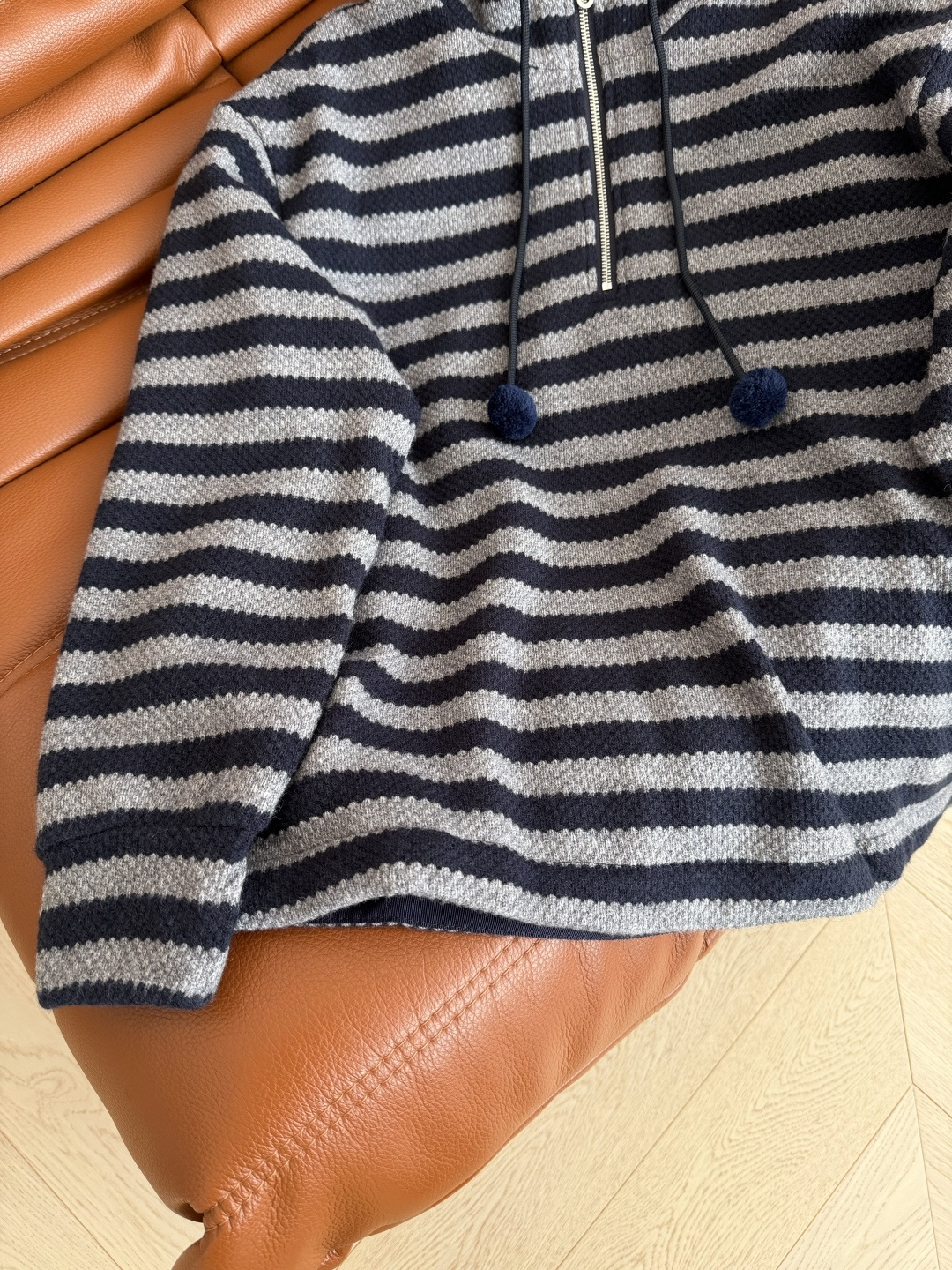 25秋冬 小毛球装饰条纹连帽针织上衣 采用抗起球的针织纱线 半拉链连帽设计 廓形感剪裁 上身休闲有型 日