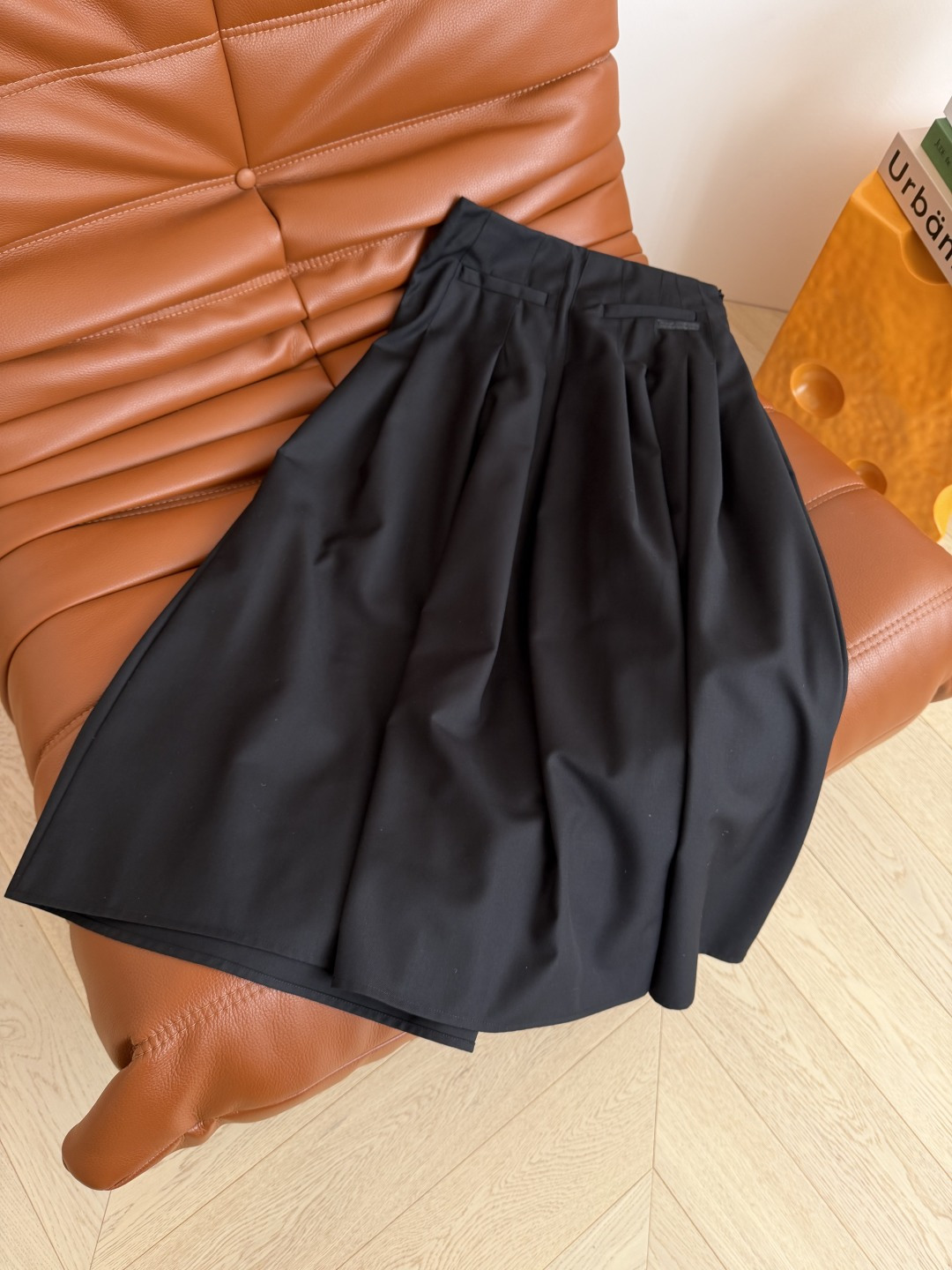 25秋冬 大王徽标装饰半裙 这样简简单单的半裙是日常搭配出镜率最高的 捏褶立体A字裙摆 掐出腰部最细的部