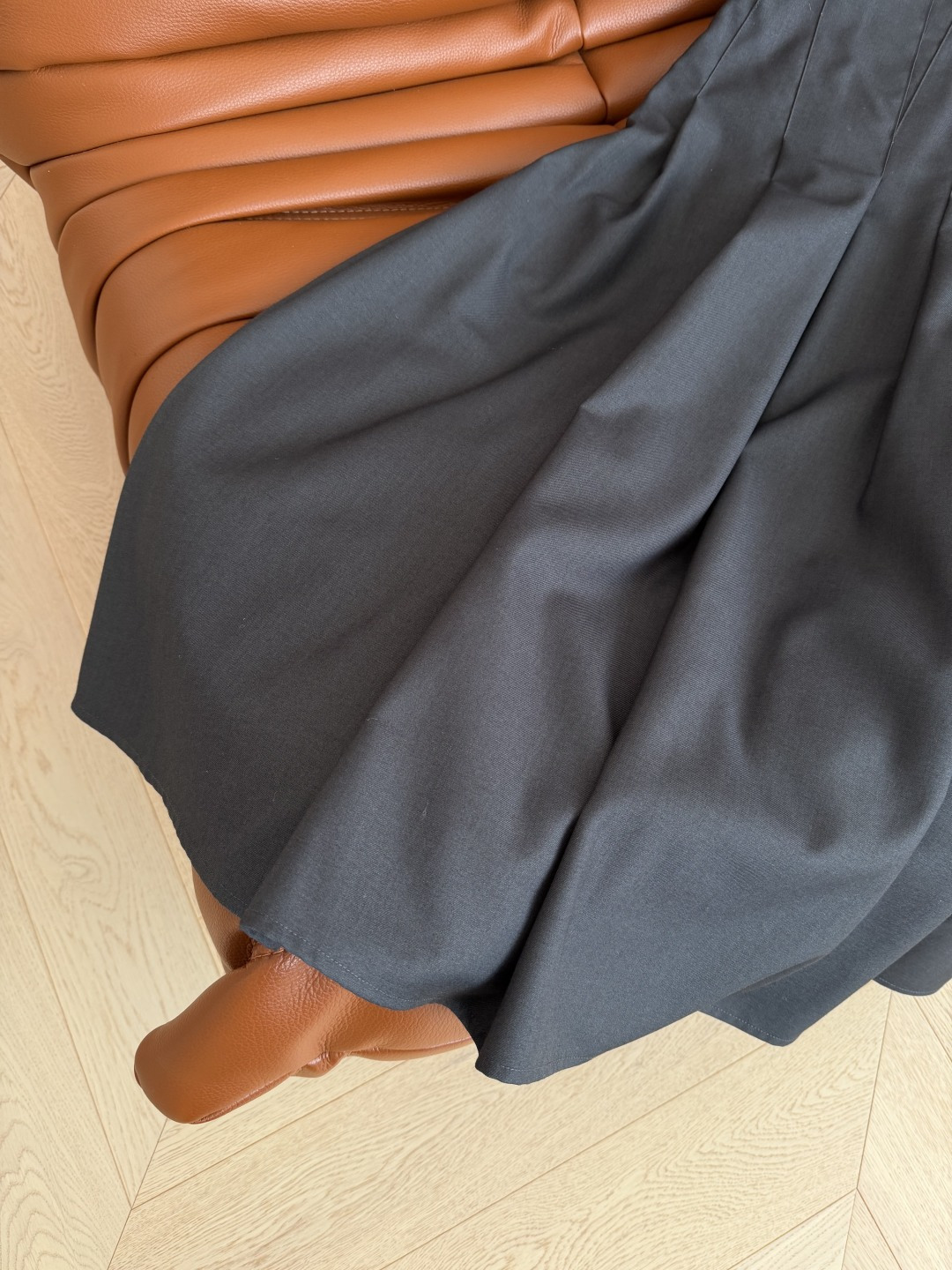 25秋冬 大王徽标装饰半裙 这样简简单单的半裙是日常搭配出镜率最高的 捏褶立体A字裙摆 掐出腰部最细的部