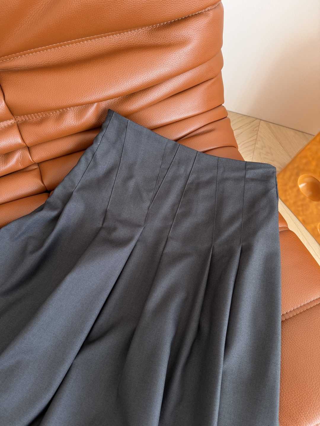 25秋冬 大王徽标装饰半裙 这样简简单单的半裙是日常搭配出镜率最高的 捏褶立体A字裙摆 掐出腰部最细的部