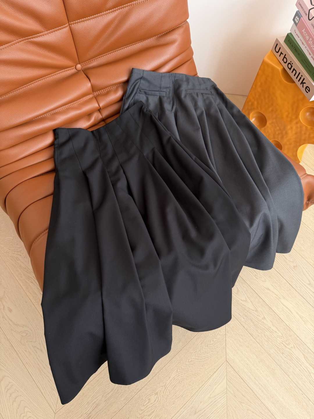 25秋冬 大王徽标装饰半裙 这样简简单单的半裙是日常搭配出镜率最高的 捏褶立体A字裙摆 掐出腰部最细的部