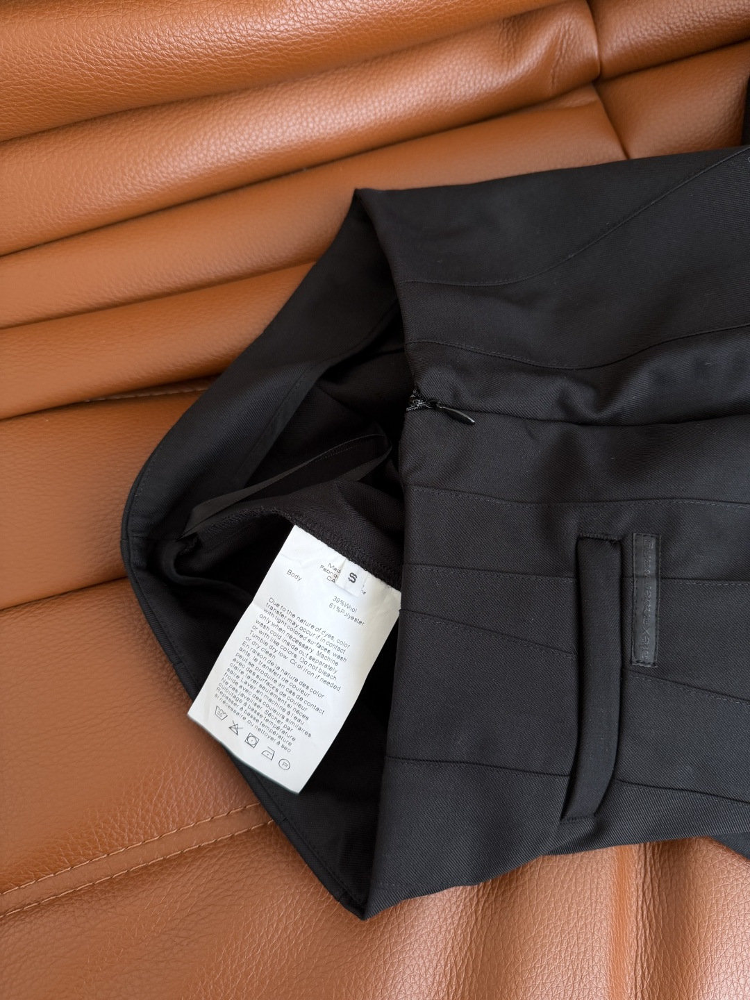 25秋冬 大王徽标装饰半裙 这样简简单单的半裙是日常搭配出镜率最高的 捏褶立体A字裙摆 掐出腰部最细的部