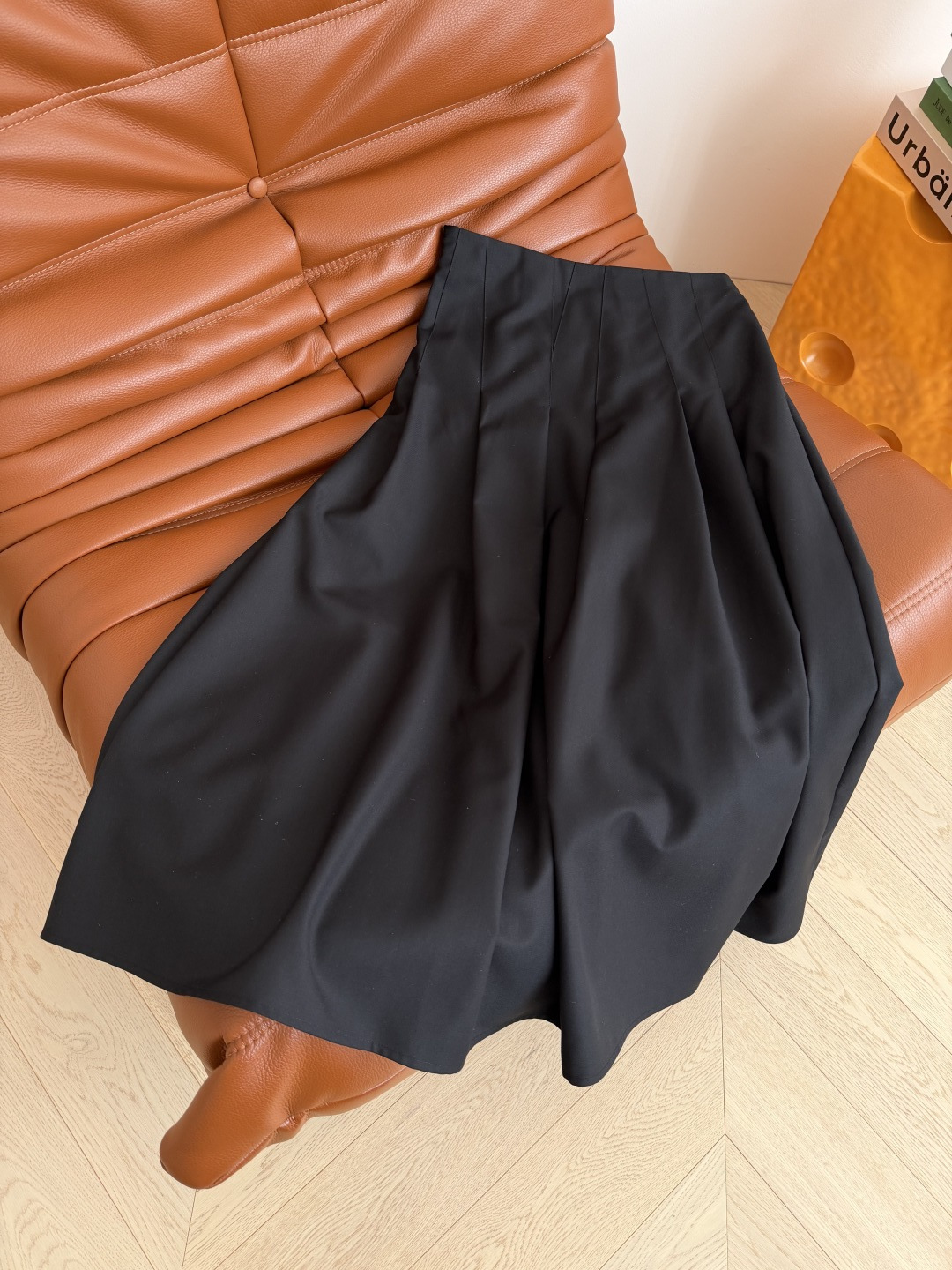 25秋冬 大王徽标装饰半裙 这样简简单单的半裙是日常搭配出镜率最高的 捏褶立体A字裙摆 掐出腰部最细的部