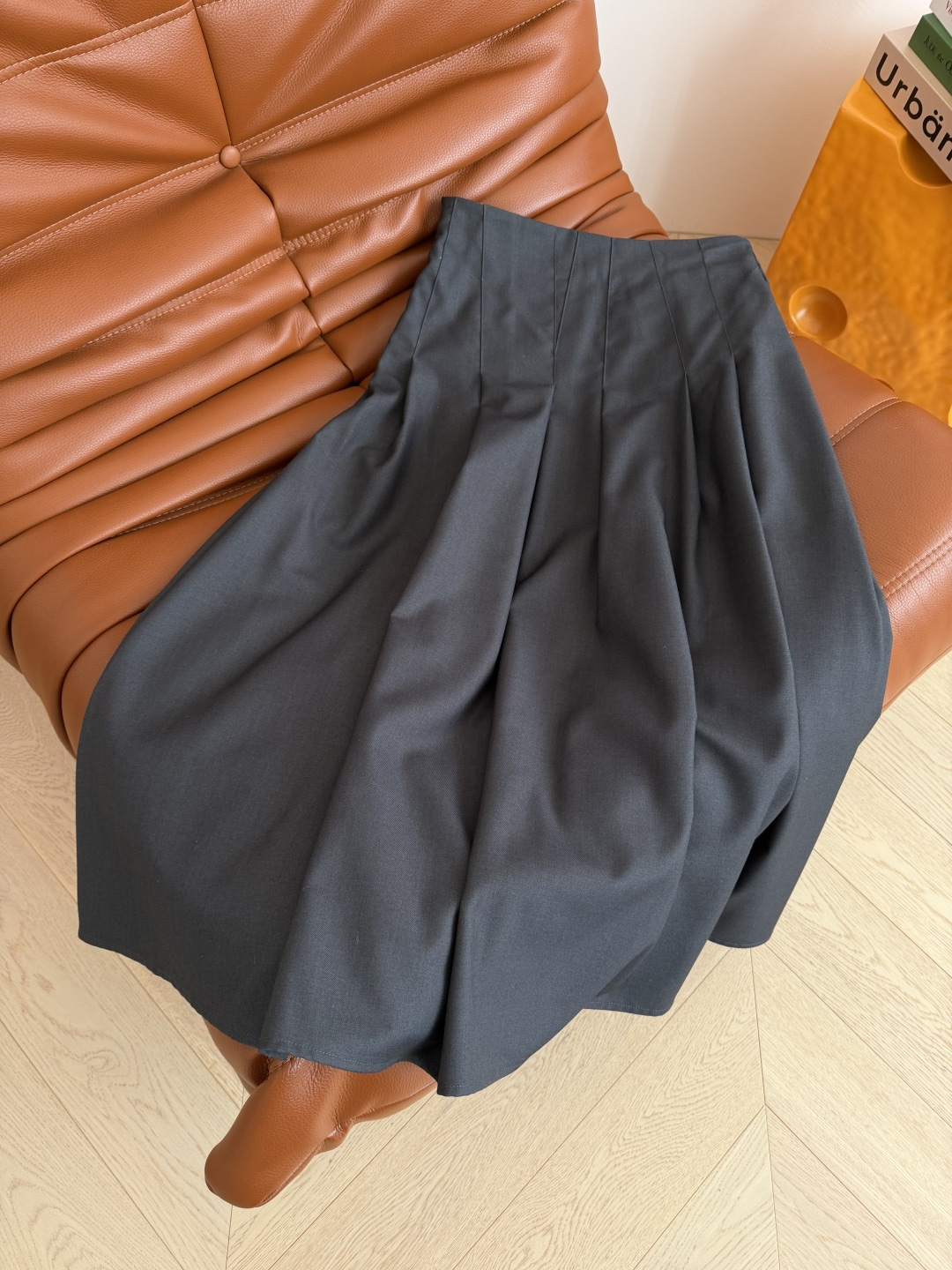 25秋冬 大王徽标装饰半裙 这样简简单单的半裙是日常搭配出镜率最高的 捏褶立体A字裙摆 掐出腰部最细的部