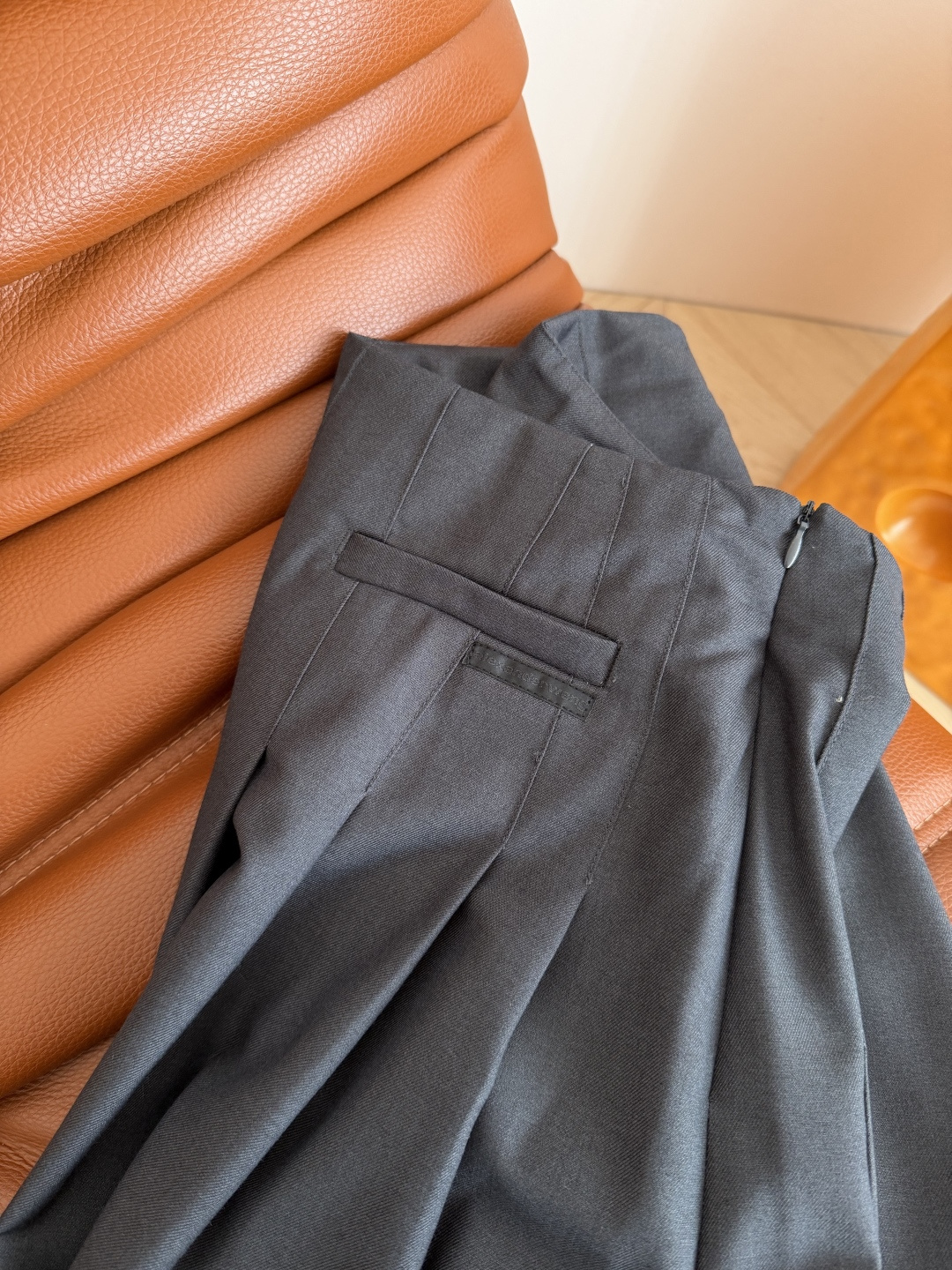 25秋冬 大王徽标装饰半裙 这样简简单单的半裙是日常搭配出镜率最高的 捏褶立体A字裙摆 掐出腰部最细的部