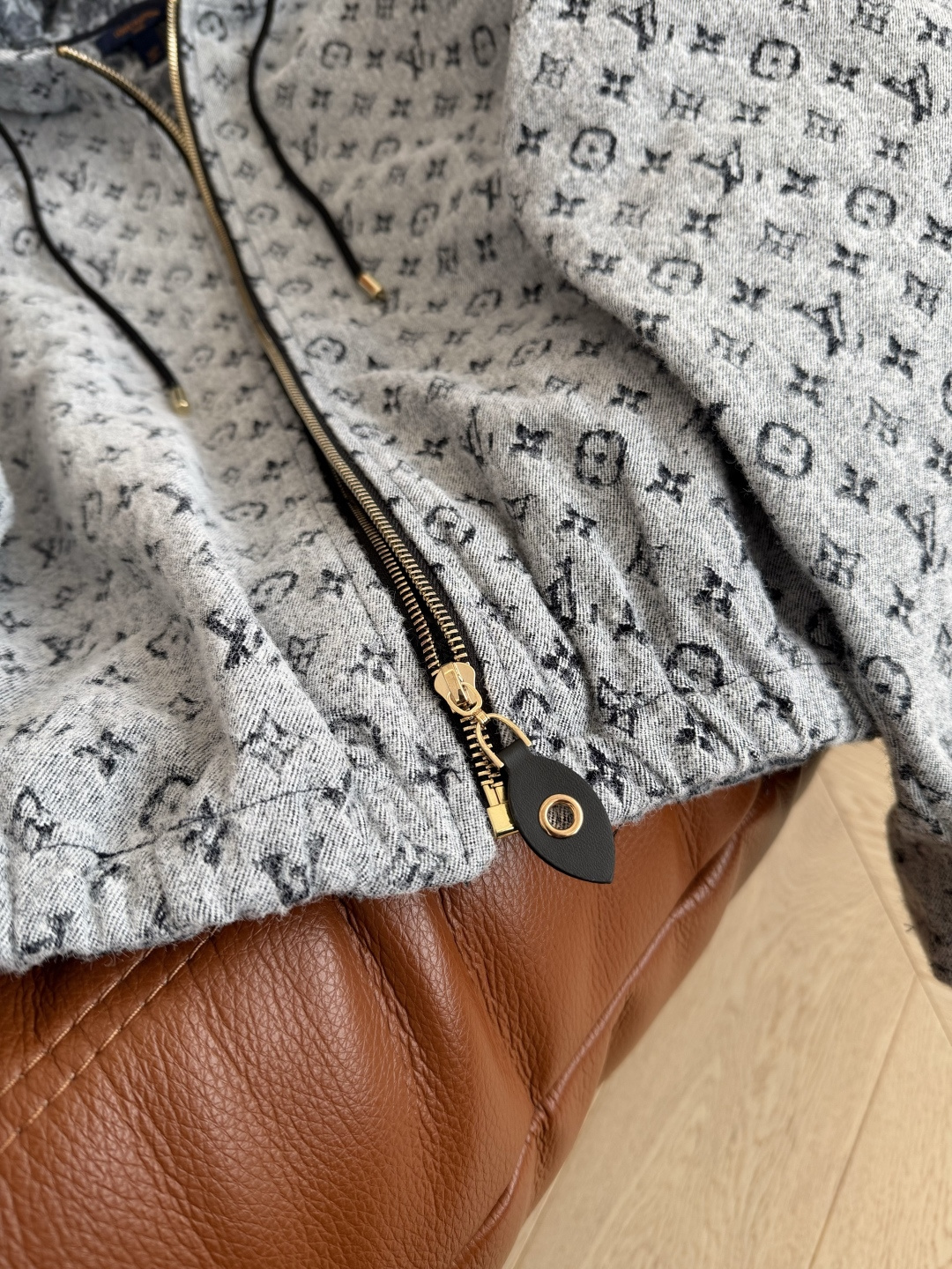 经典老花系列 25 秋冬 老花图案提花牛仔连帽外套 定制的牛仔提花面料 老花系列真的穿不腻 耐看不过时 