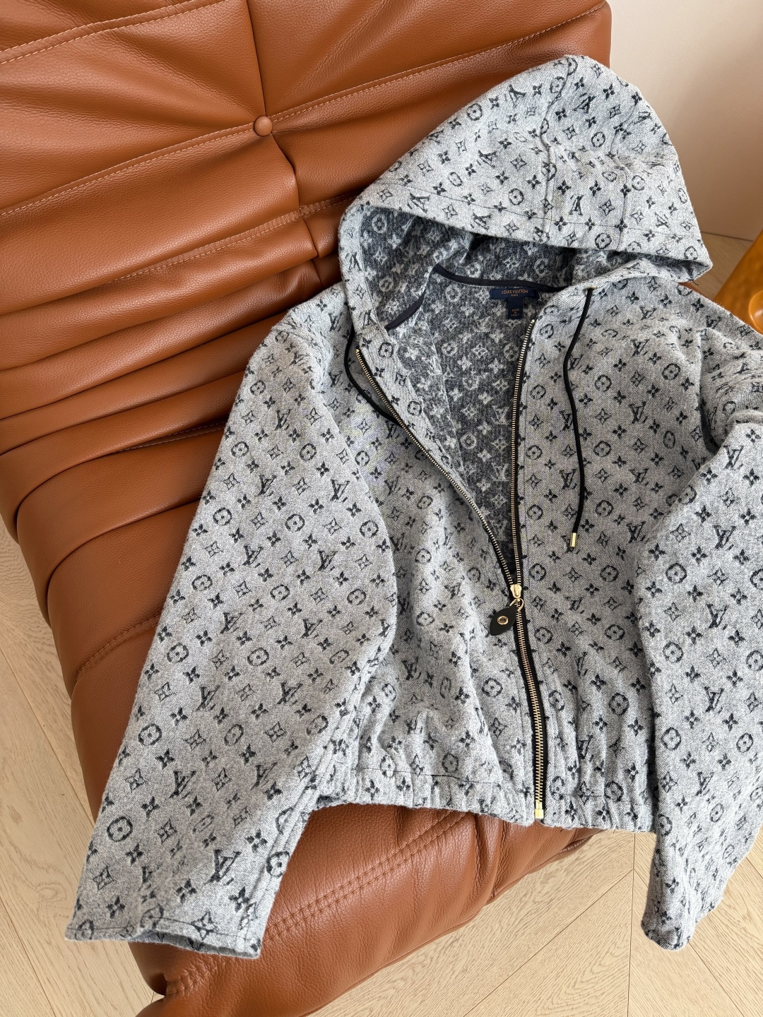 经典老花系列 25 秋冬 老花图案提花牛仔连帽外套 定制的牛仔提花面料 老花系列真的穿不腻 耐看不过时 