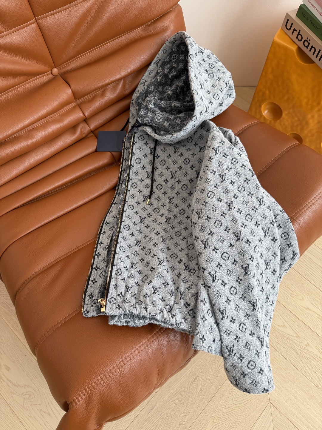 经典老花系列 25 秋冬 老花图案提花牛仔连帽外套 定制的牛仔提花面料 老花系列真的穿不腻 耐看不过时 