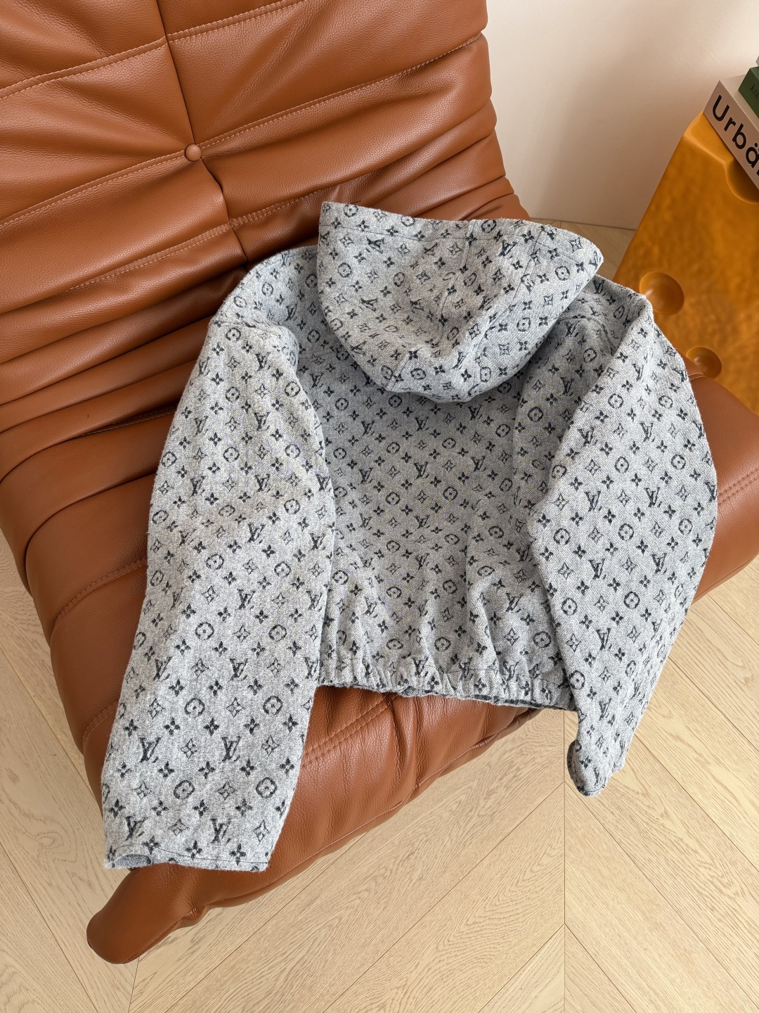 经典老花系列 25 秋冬 老花图案提花牛仔连帽外套 定制的牛仔提花面料 老花系列真的穿不腻 耐看不过时 