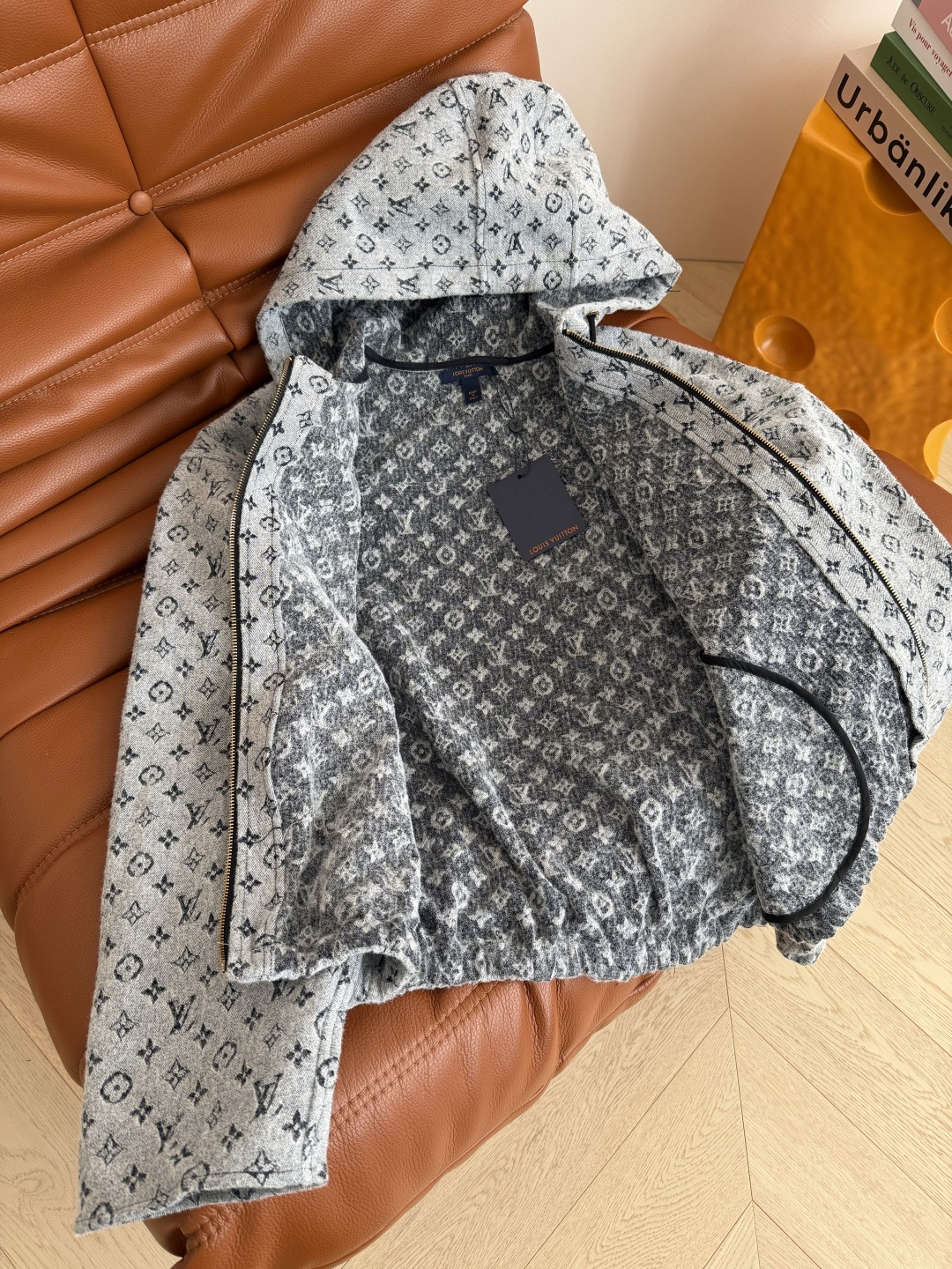 经典老花系列 25 秋冬 老花图案提花牛仔连帽外套 定制的牛仔提花面料 老花系列真的穿不腻 耐看不过时 