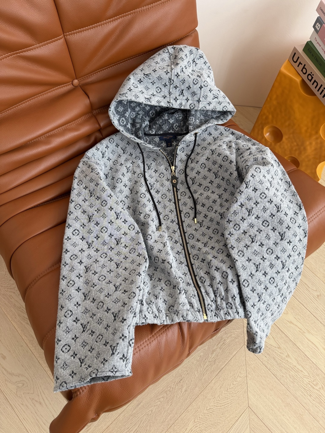 经典老花系列 25 秋冬 老花图案提花牛仔连帽外套 定制的牛仔提花面料 老花系列真的穿不腻 耐看不过时 