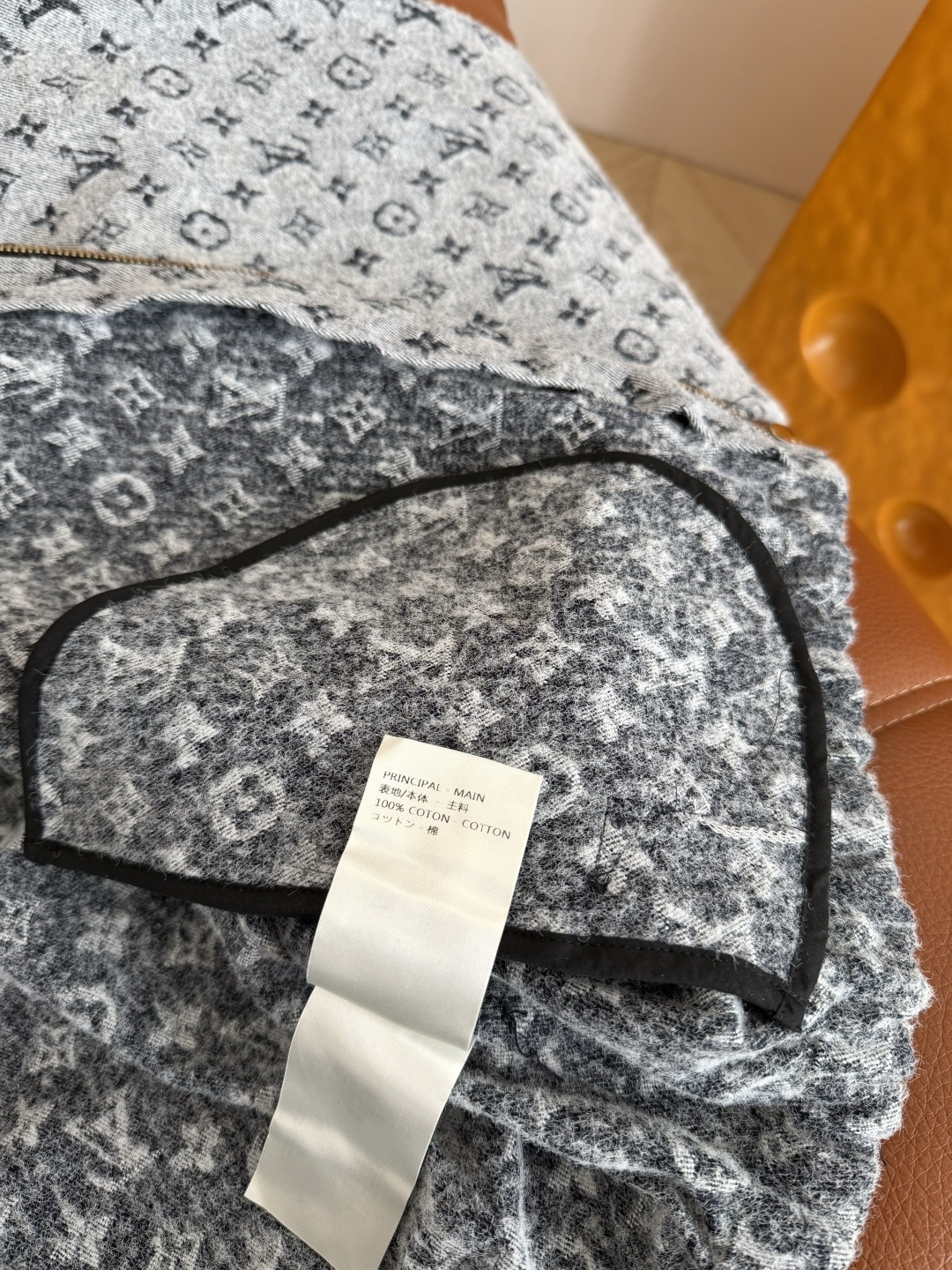 经典老花系列 25 秋冬 老花图案提花牛仔连帽外套 定制的牛仔提花面料 老花系列真的穿不腻 耐看不过时 