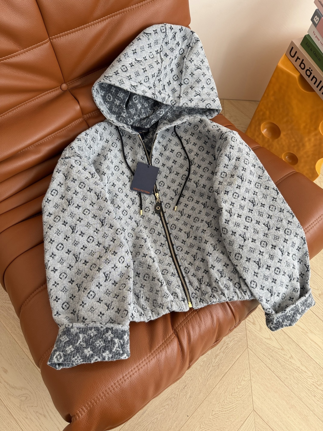 经典老花系列 25 秋冬 老花图案提花牛仔连帽外套 定制的牛仔提花面料 老花系列真的穿不腻 耐看不过时 