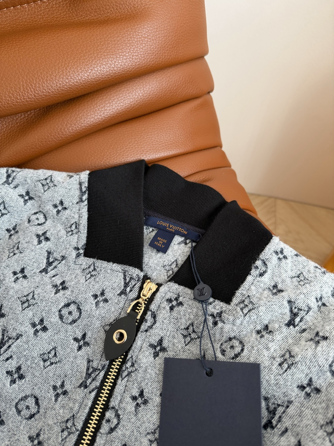 经典老花系列一套搭配 25 秋冬 棒球服夹克短款外套+松紧直筒长裤 定制的牛仔提花面料 老花系列真的穿不