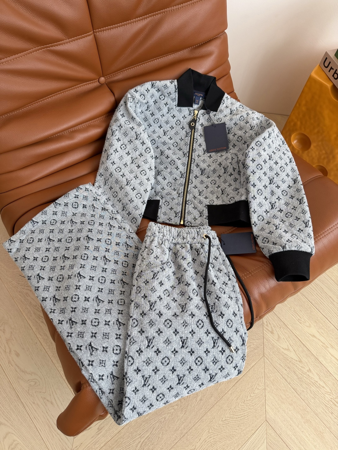 经典老花系列一套搭配 25 秋冬 棒球服夹克短款外套+松紧直筒长裤 定制的牛仔提花面料 老花系列真的穿不