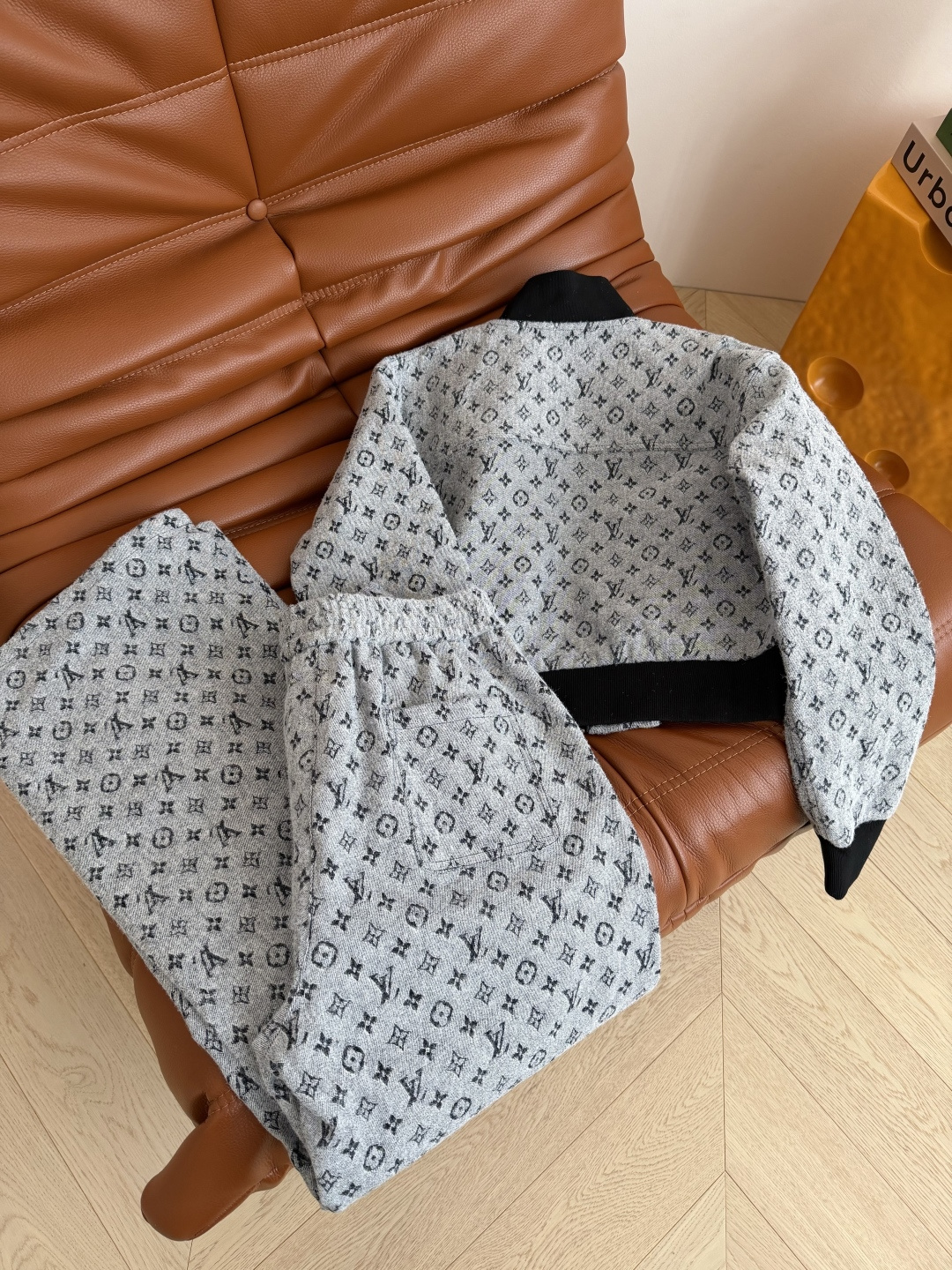 经典老花系列一套搭配 25 秋冬 棒球服夹克短款外套+松紧直筒长裤 定制的牛仔提花面料 老花系列真的穿不