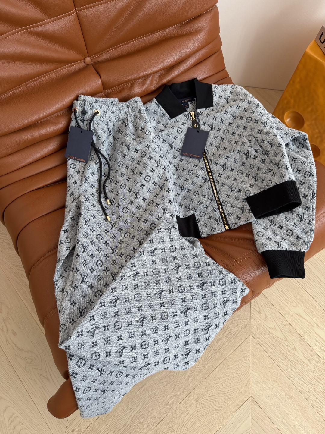 经典老花系列一套搭配 25 秋冬 棒球服夹克短款外套+松紧直筒长裤 定制的牛仔提花面料 老花系列真的穿不