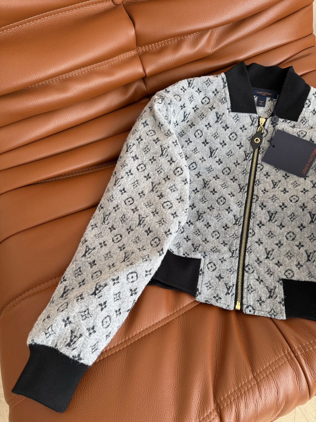 经典老花系列一套搭配 25 秋冬 棒球服夹克短款外套+松紧直筒长裤 定制的牛仔提花面料 老花系列真的穿不