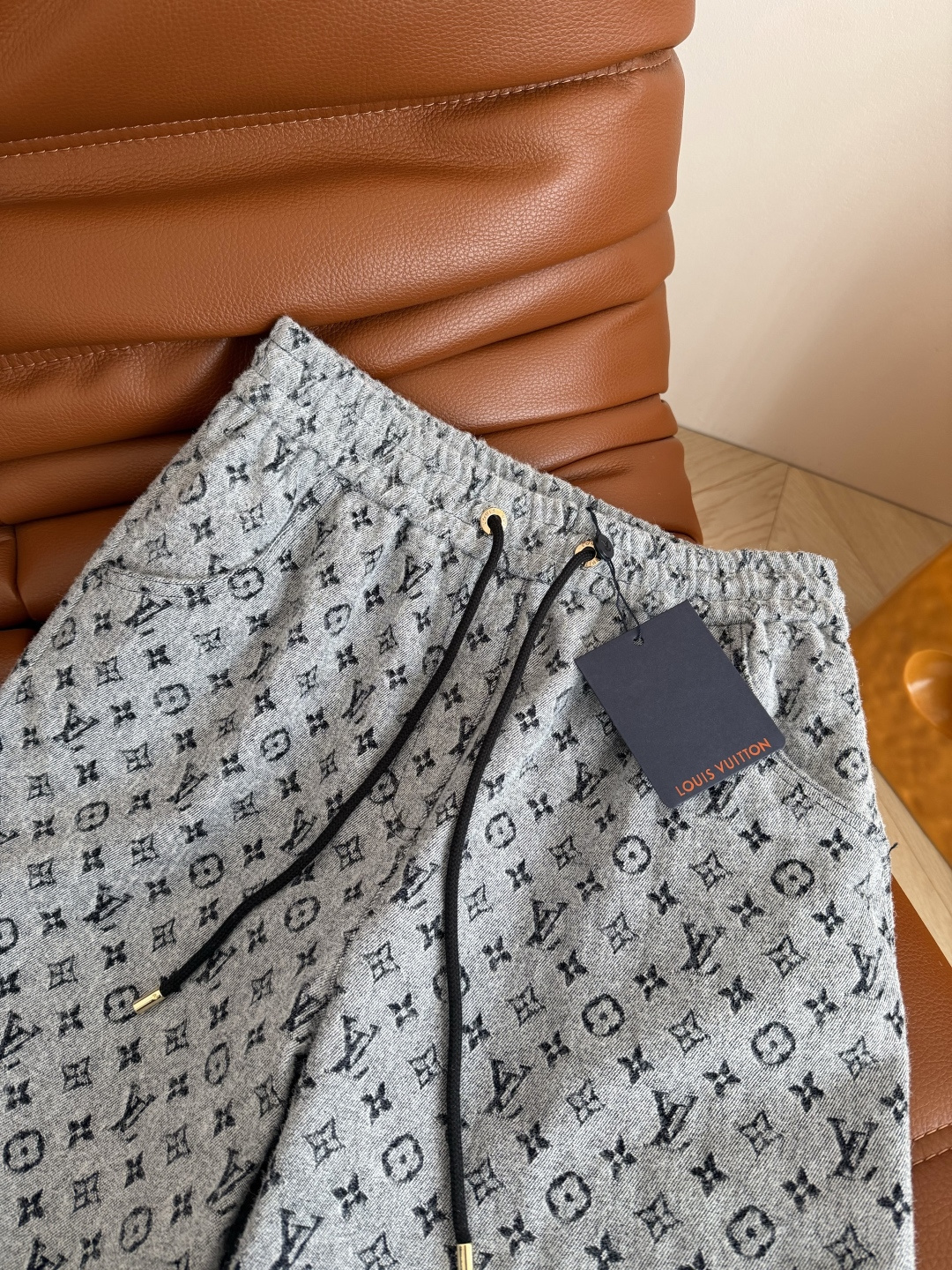 经典老花系列一套搭配 25 秋冬 棒球服夹克短款外套+松紧直筒长裤 定制的牛仔提花面料 老花系列真的穿不