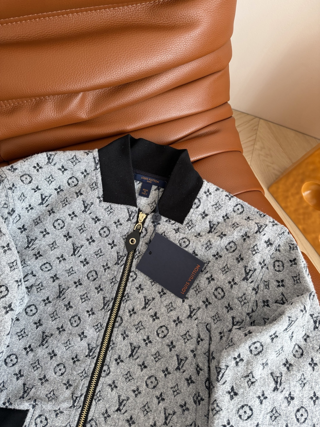 经典老花系列一套搭配 25 秋冬 棒球服夹克短款外套+松紧直筒长裤 定制的牛仔提花面料 老花系列真的穿不