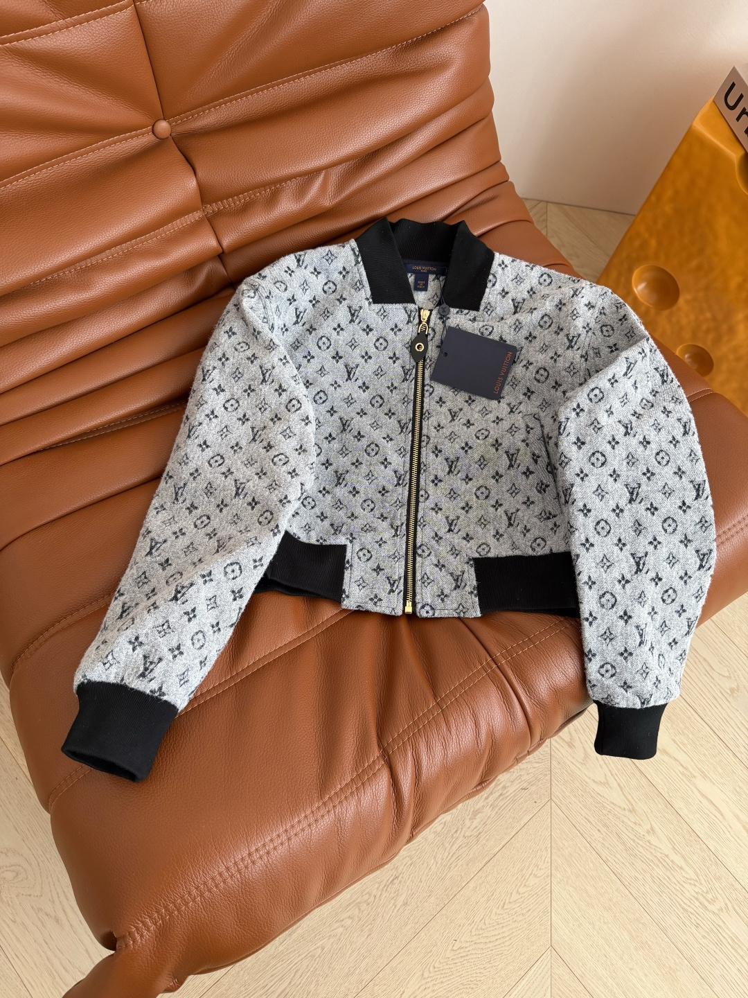 经典老花系列一套搭配 25 秋冬 棒球服夹克短款外套+松紧直筒长裤 定制的牛仔提花面料 老花系列真的穿不