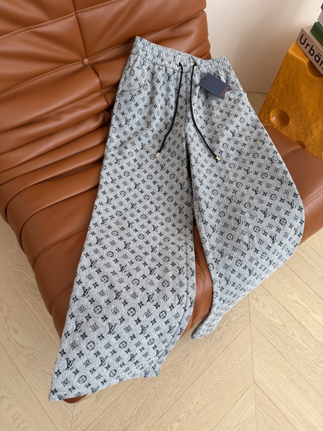 经典老花系列一套搭配 25 秋冬 棒球服夹克短款外套+松紧直筒长裤 定制的牛仔提花面料 老花系列真的穿不