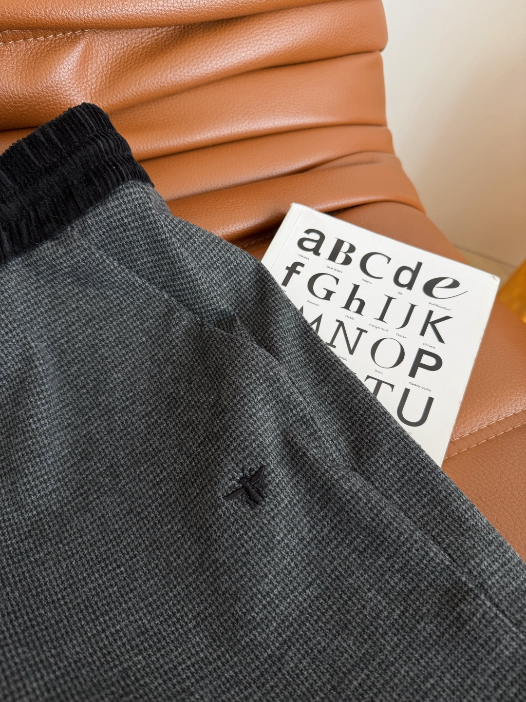 百搭系列 25秋冬 小蜜蜂刺绣装饰深灰色休闲裤 面料是细千鸟格纹路 是比较厚实的秋冬质感 自带复古的时髦