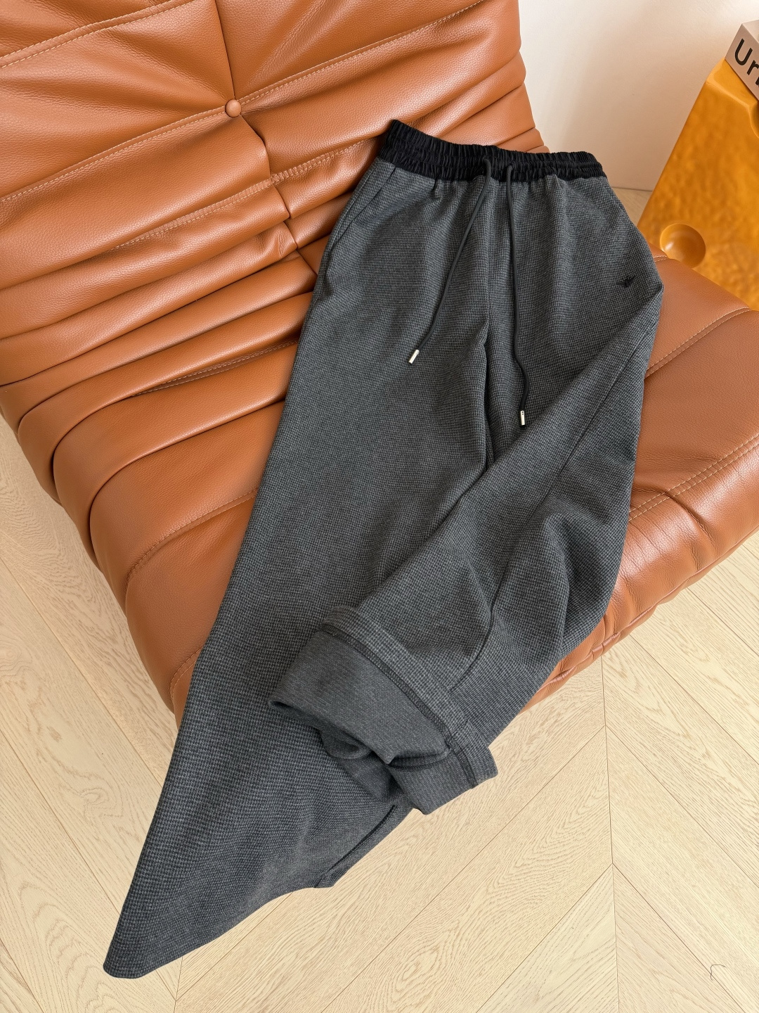 百搭系列 25秋冬 小蜜蜂刺绣装饰深灰色休闲裤 面料是细千鸟格纹路 是比较厚实的秋冬质感 自带复古的时髦