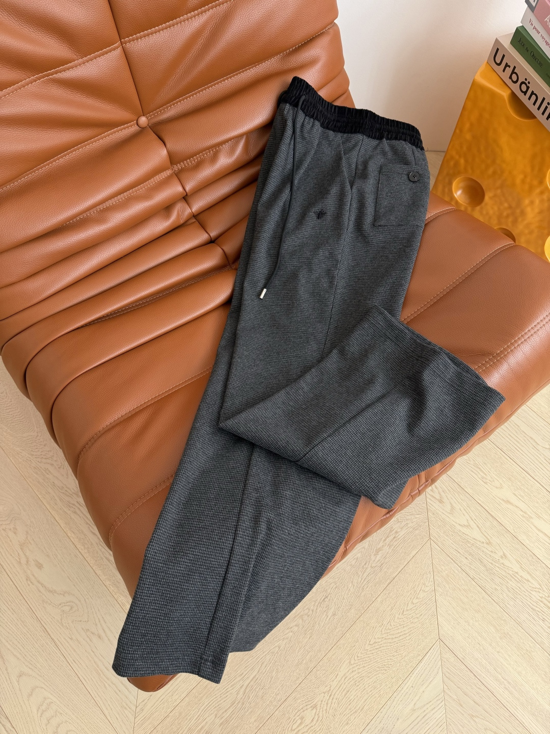 百搭系列 25秋冬 小蜜蜂刺绣装饰深灰色休闲裤 面料是细千鸟格纹路 是比较厚实的秋冬质感 自带复古的时髦